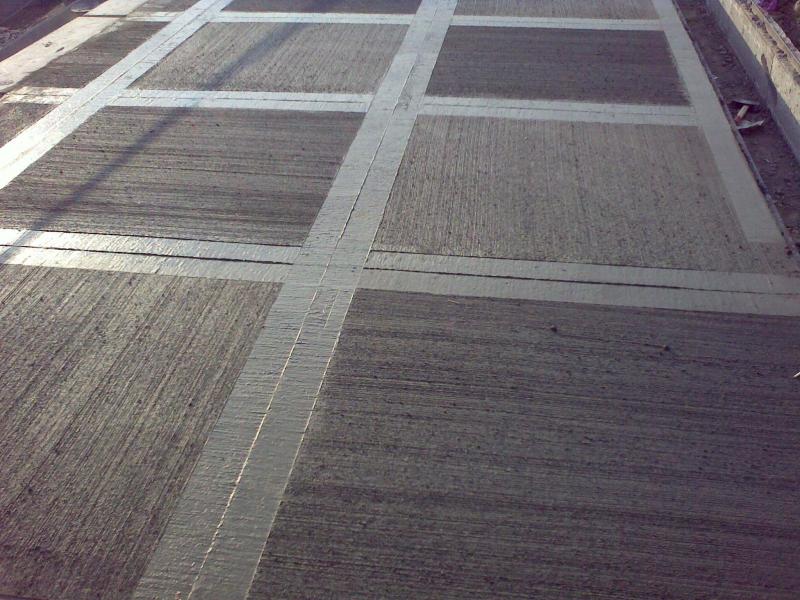 Fırçalı beton uygulamasıyla yapılmış grid desenli zemin