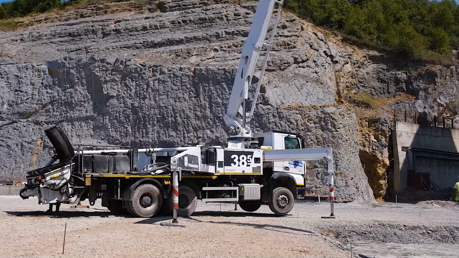 Mobil beton pompası saha kurulumu — 38 metre mobil pompa