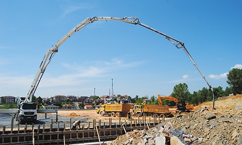 Uzun bom mobil beton pompası ile saha dökümü